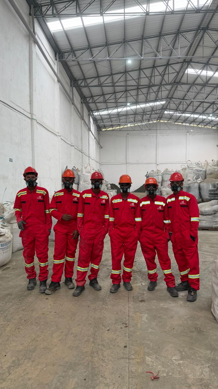 Equipo operativo de EB Soluciones con EPP en bodega de concentrados